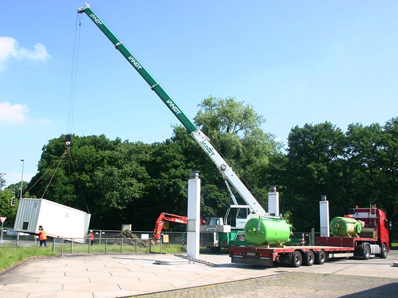 Lhotzky and partner Groundwater remediation at a petrol station site: remediation system container swings into position