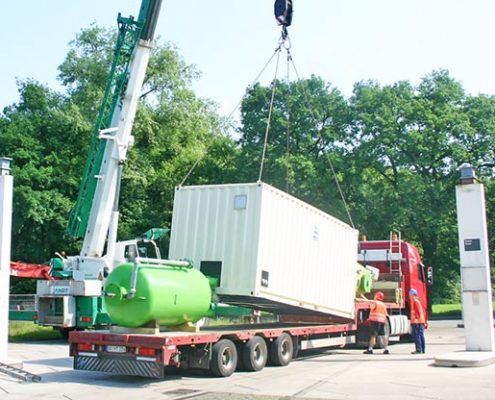 Lhotzky and partner Groundwater remediation at a petrol station site: Endladung der Grundwassersanierungsanlage/-komponenten vom Tieflader