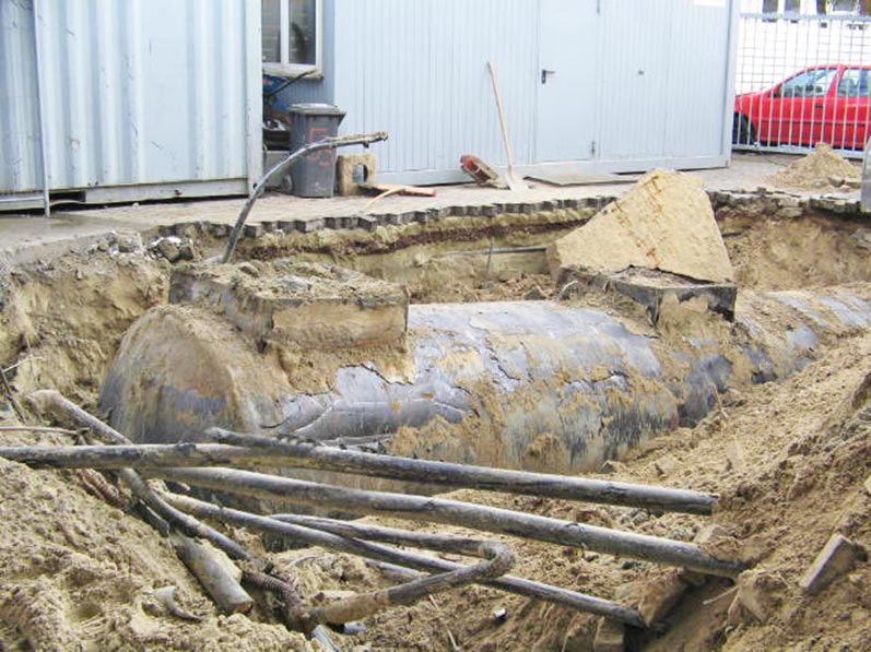 Lhotzky and partner: Excavated fuel tank