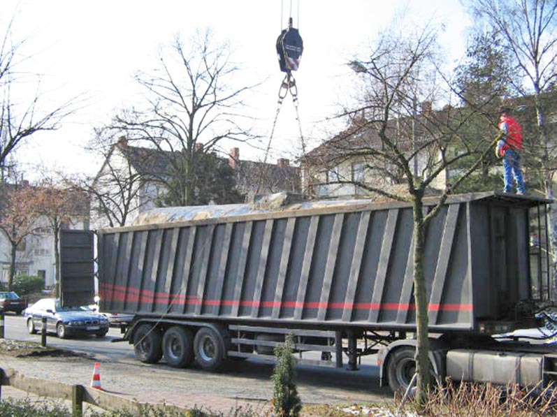 Lhotzky and Partner: Loading of the fuel tank onto a truck