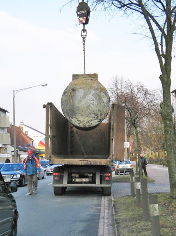Lhotzky and Partner: Forwarding of an excavated fuel tank at an inner-city main artery road