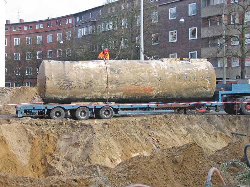 Lhotzky and Partner: Evacuation of an underground tank by a flat bed truck