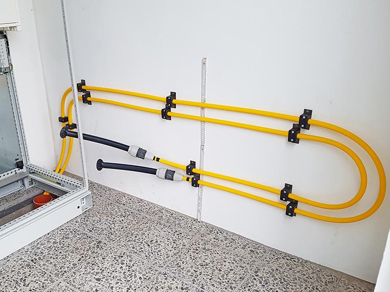 Lhotzky and Partner Monitoring at a gasometric station construction site: Installation of the measuring hose inside of the gasometric station. Undisturbed operation due to little space requirements