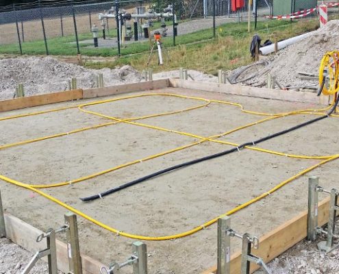 Lhotzky and Partner Monitoring at a gasometric station construction site: Installation of the measuring hose in tight loops to detect a possible tilting or nonuniform settlement of the gasomertic station