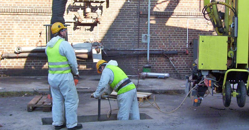 Lhotzky und Partner Predrilling Saugbagger: Erstellung eines Schachtloches mittels einem Erdbagger im Bereich einer Betonplatte; Aufbruch des wassergebundenen Unterbaus